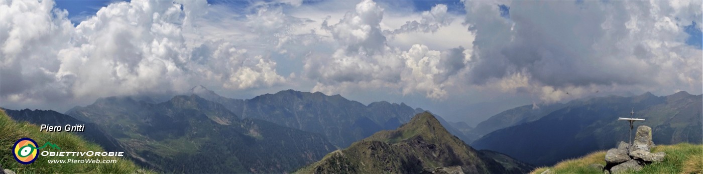 55 In vetta al Pizzo Scala (2427 m) con vista sulle Valli di Lemma ( asx) e Tartano (a dx)  e verso Valtellina e Alpi Retiche.jpg